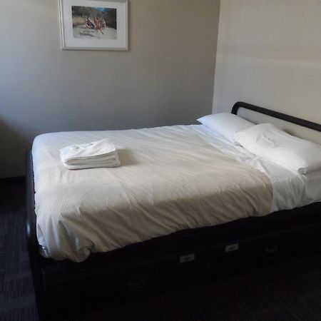 Base Brisbane Embassy Hostel Bagian luar foto