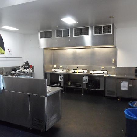 Base Brisbane Embassy Hostel Bagian luar foto