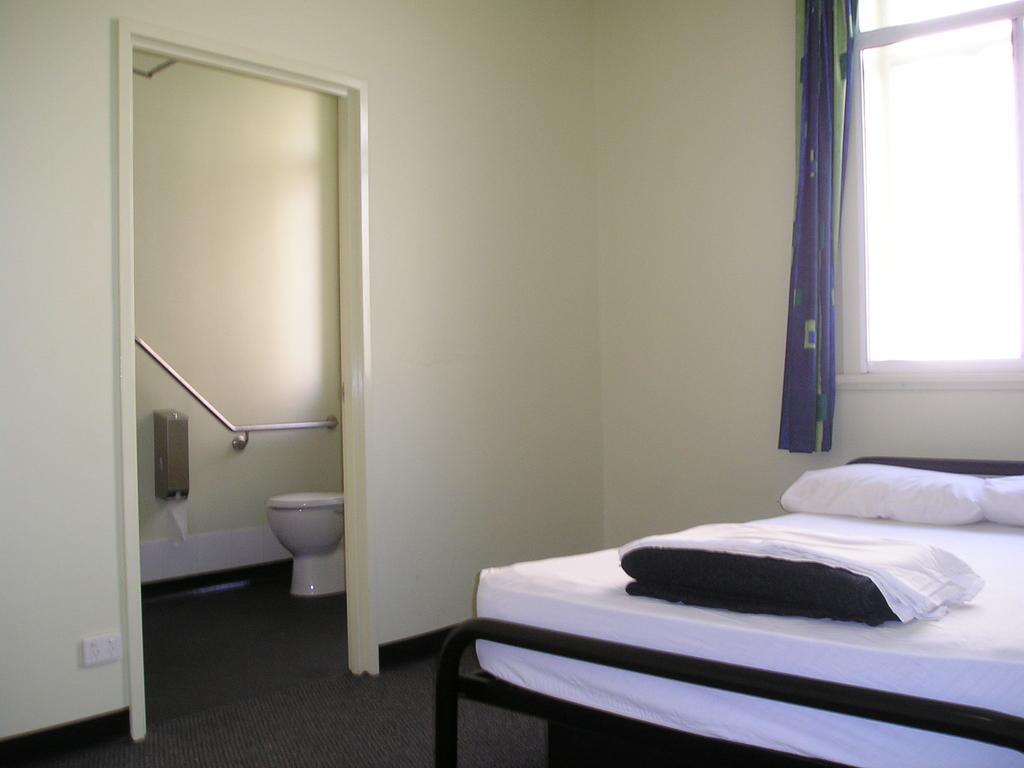 Base Brisbane Embassy Hostel Bagian luar foto