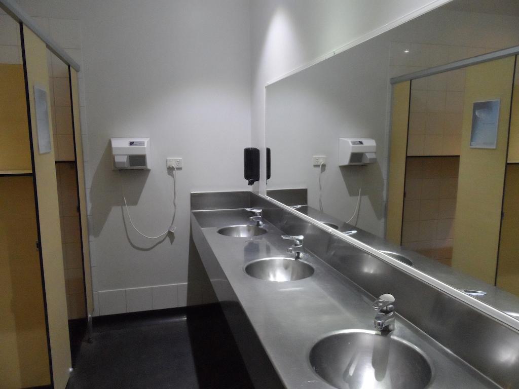 Base Brisbane Embassy Hostel Bagian luar foto