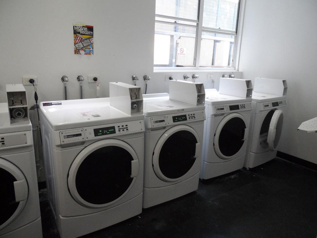 Base Brisbane Embassy Hostel Bagian luar foto