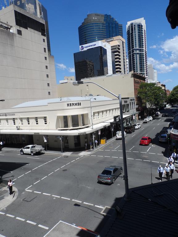Base Brisbane Embassy Hostel Bagian luar foto
