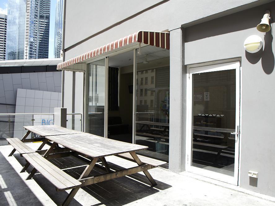 Base Brisbane Embassy Hostel Bagian luar foto