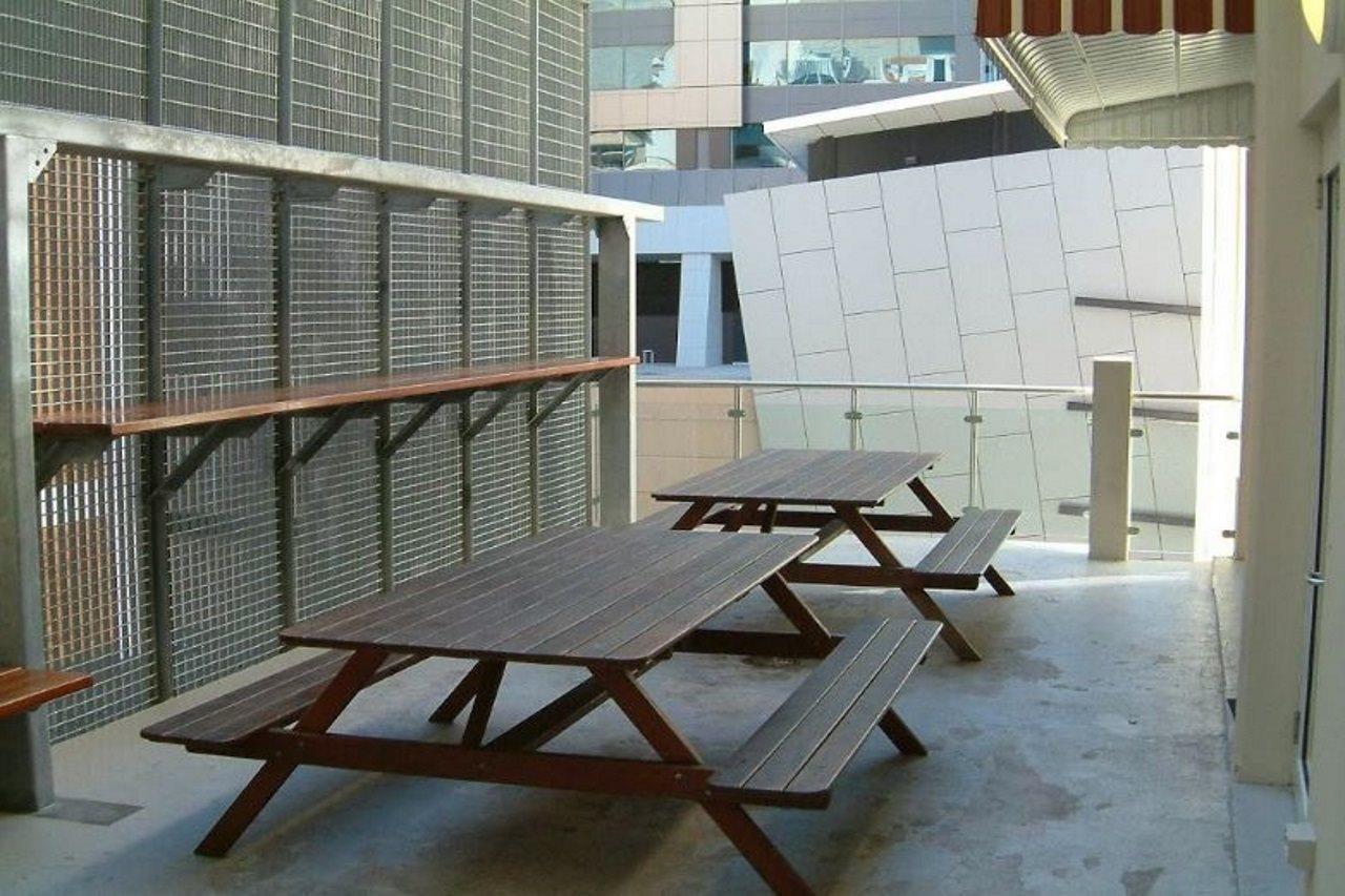 Base Brisbane Embassy Hostel Bagian luar foto