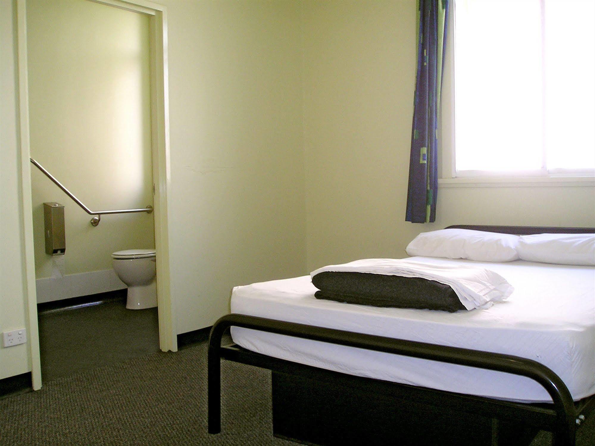 Base Brisbane Embassy Hostel Bagian luar foto