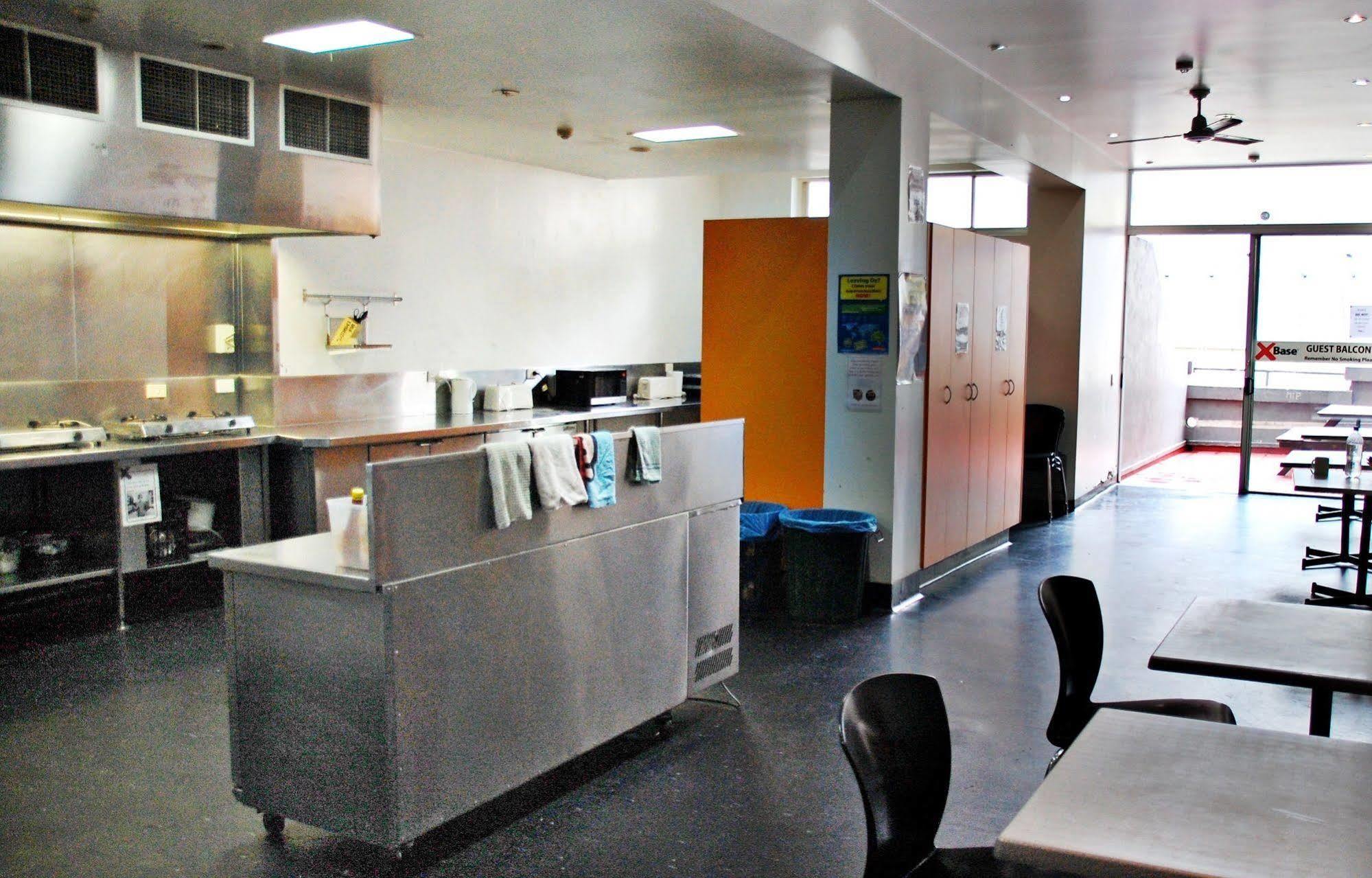 Base Brisbane Embassy Hostel Bagian luar foto