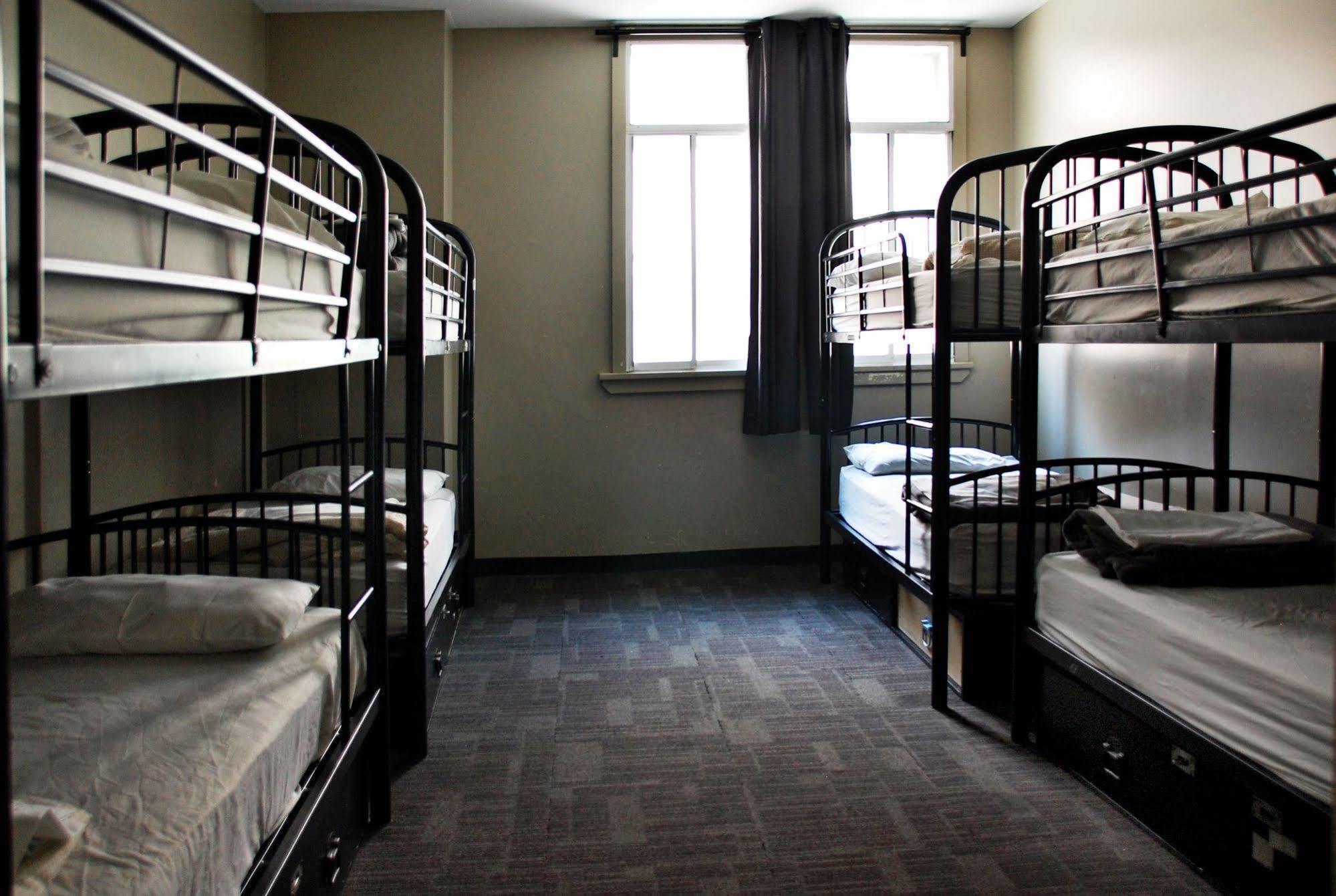Base Brisbane Embassy Hostel Bagian luar foto