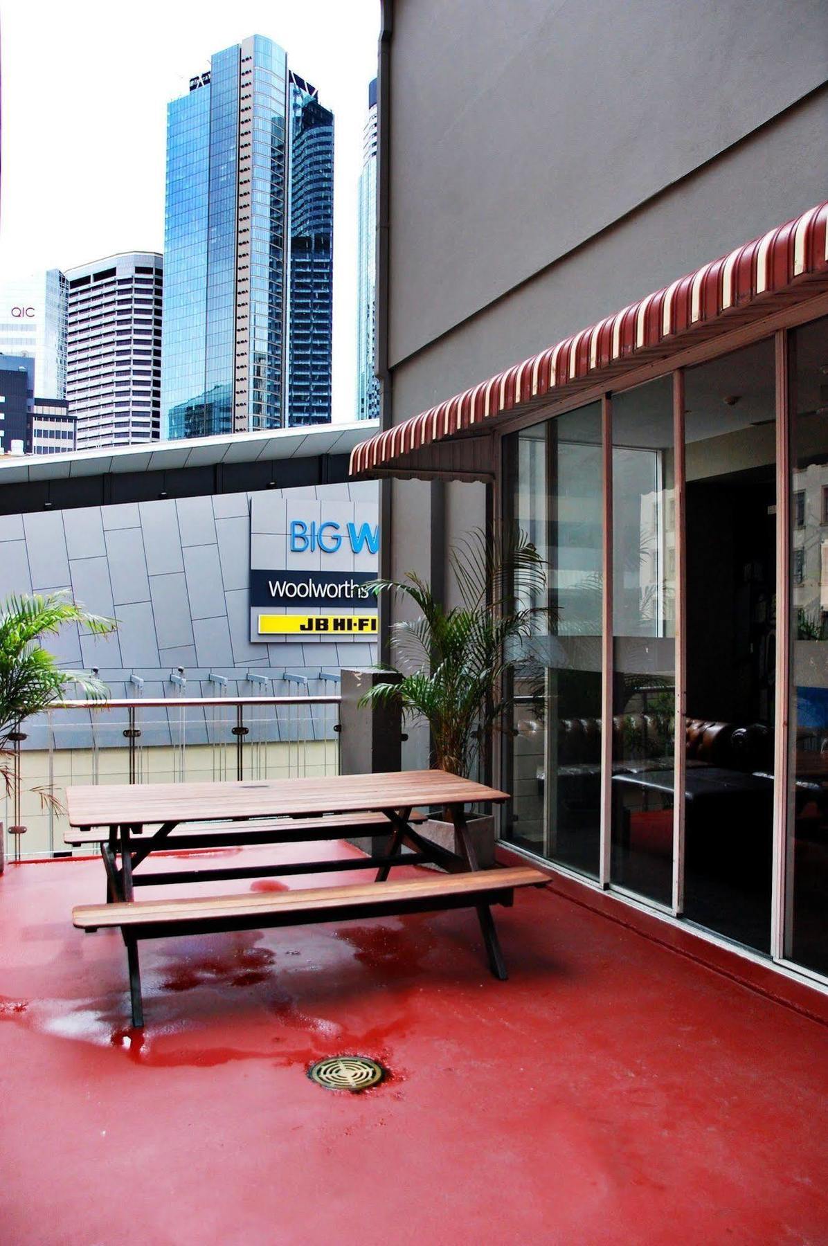Base Brisbane Embassy Hostel Bagian luar foto