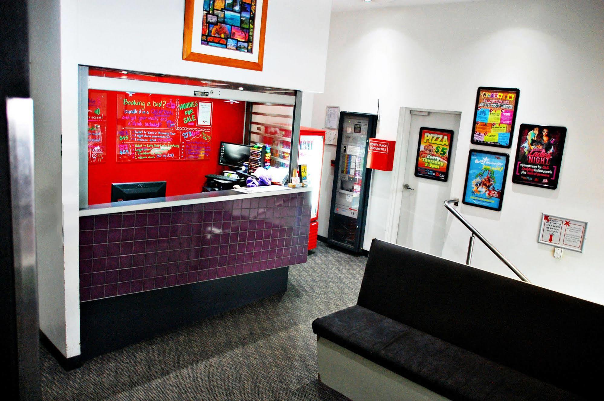 Base Brisbane Embassy Hostel Bagian luar foto