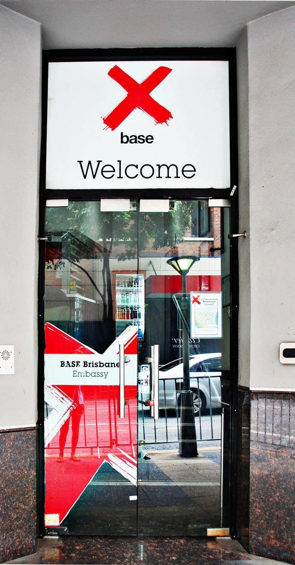 Base Brisbane Embassy Hostel Bagian luar foto