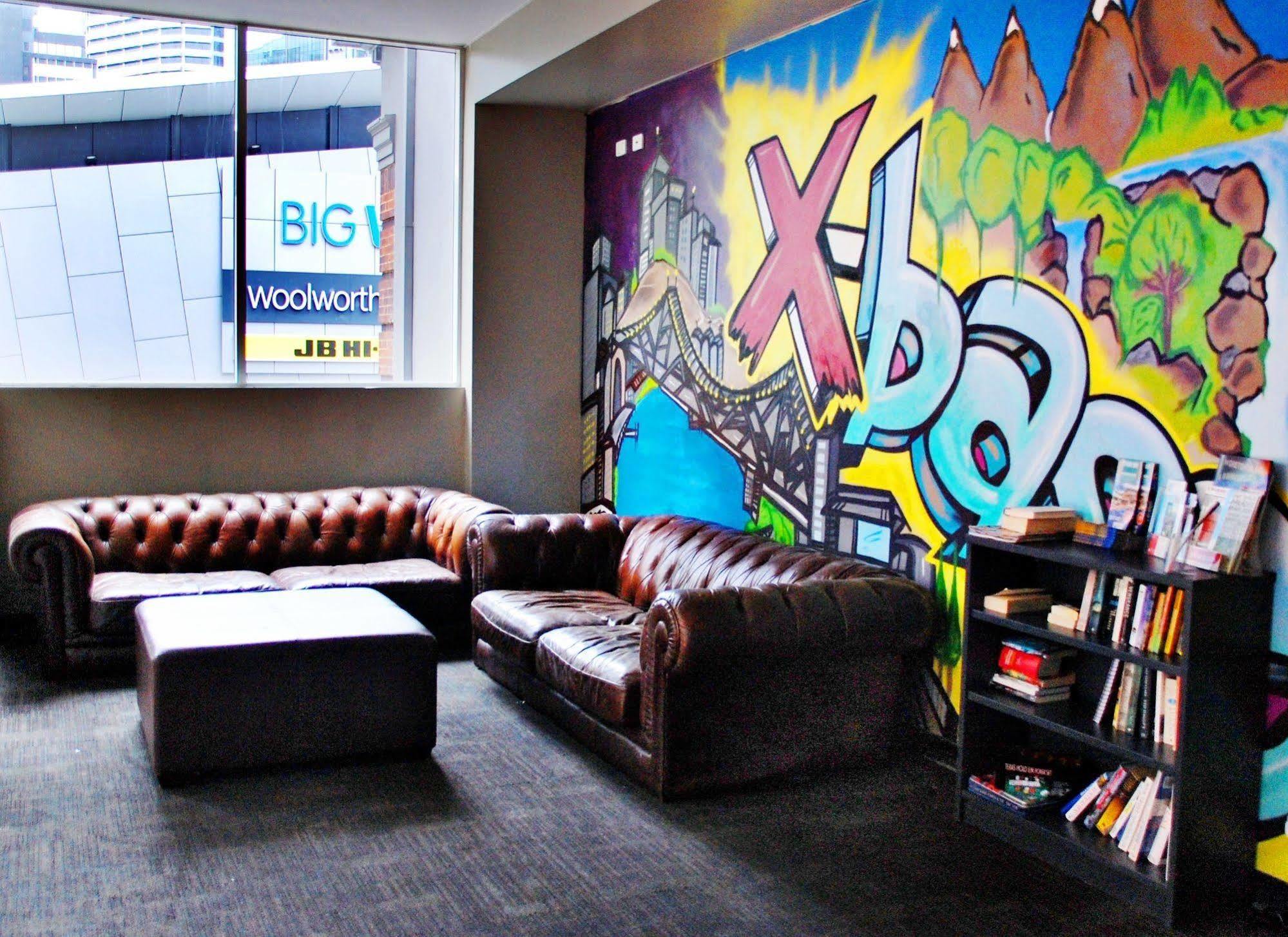 Base Brisbane Embassy Hostel Bagian luar foto