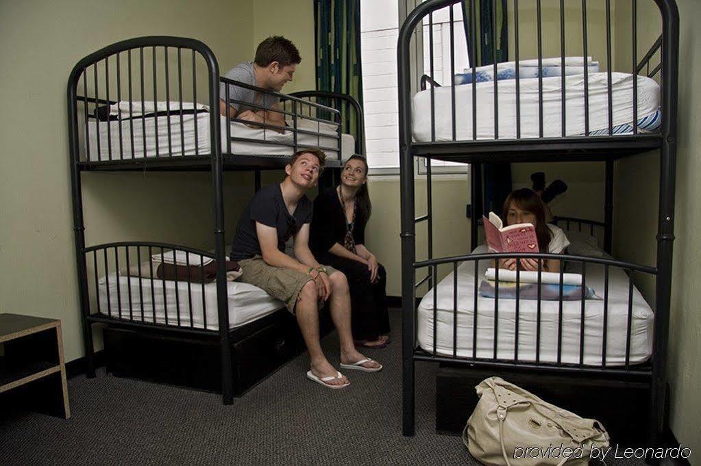Base Brisbane Embassy Hostel Bagian luar foto